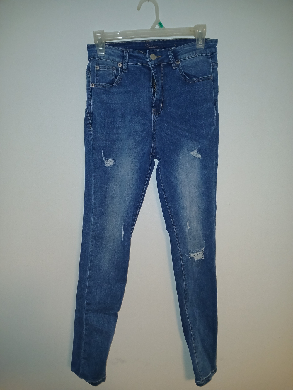 Slim Fit Women's Skinny Jeans in Medium Blue Wash